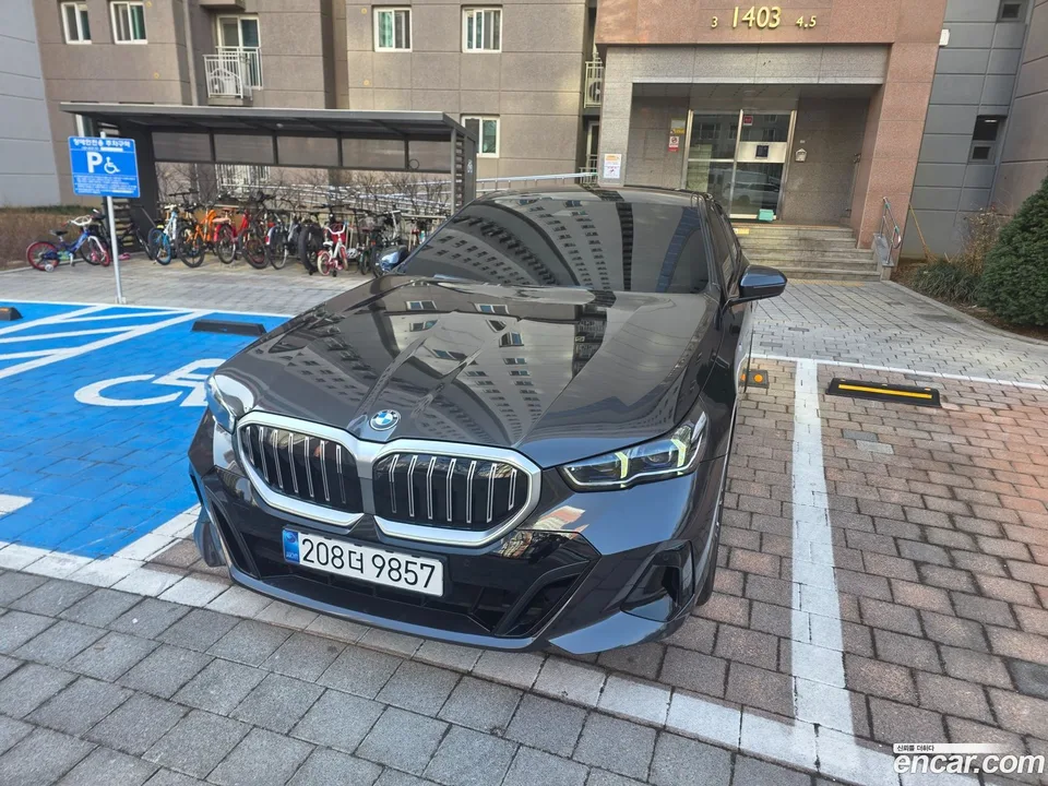 BMW 5 Series (G60) 520i M 2025 — фото 1, купить с доставкой в Москву