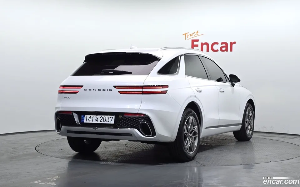 Genesis GV70 2.5T 2WD 2023 — миниатюра 2