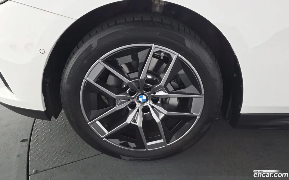 BMW 5 Series 530i xDrive 2025 — миниатюра 5