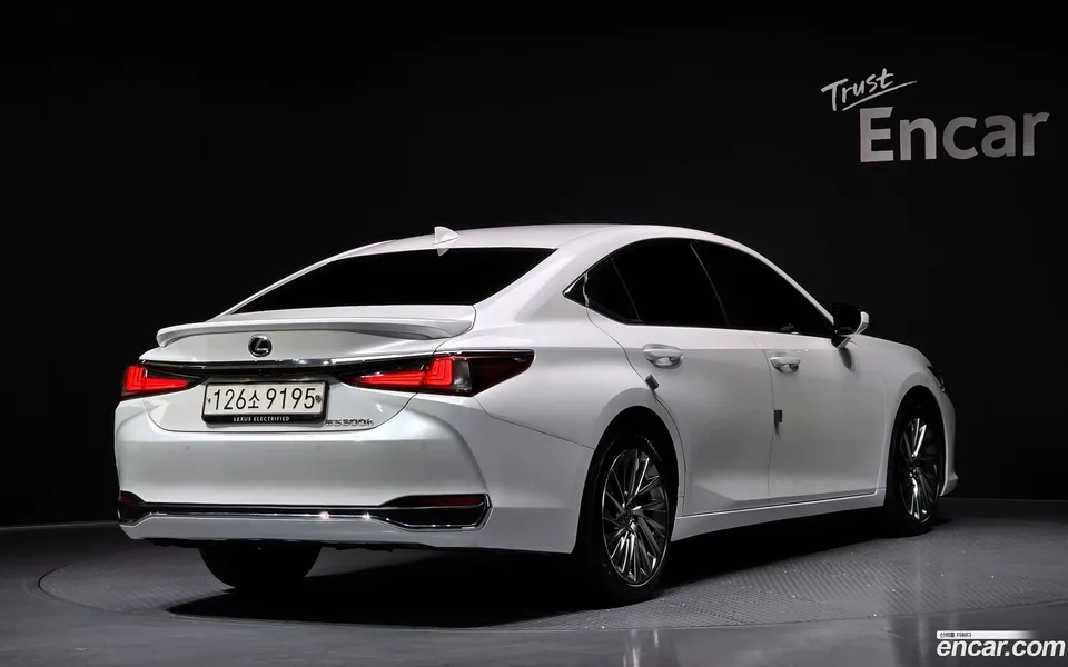 Lexus ES 300h 2023 — миниатюра 2