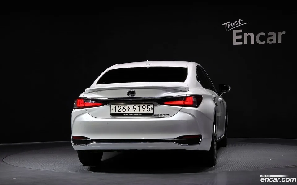 Lexus ES 300h 2023 — миниатюра 4