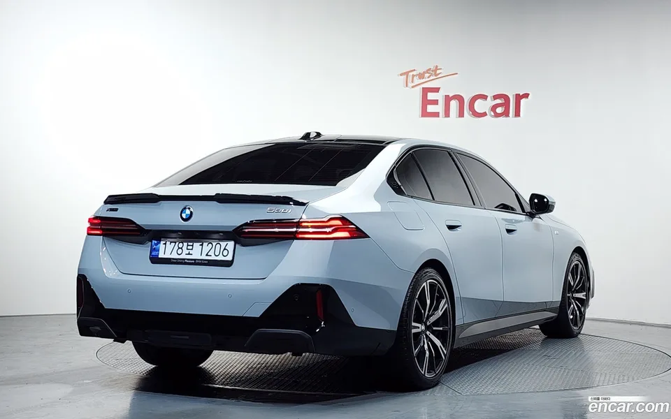BMW 5 Series 530i xDrive M 2024 — миниатюра 2