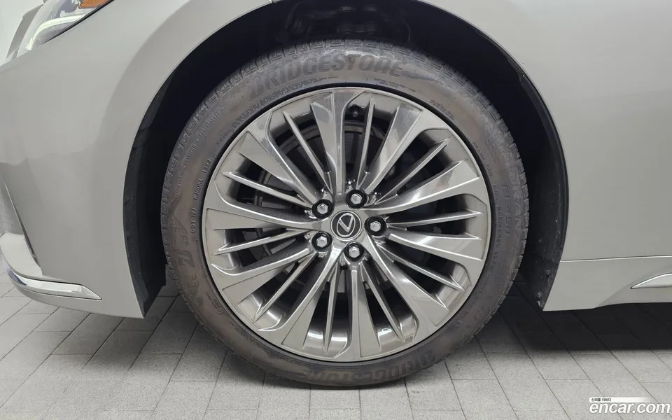 Lexus LS 500h 3.5 AWD 2023 — миниатюра 5