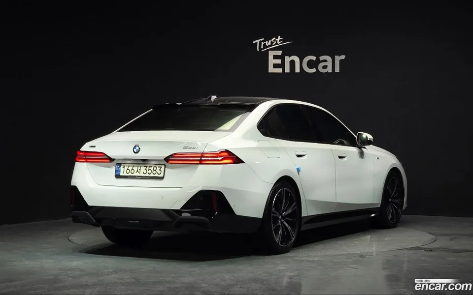 BMW 5 Series 530i xDrive M 2023 — миниатюра 2