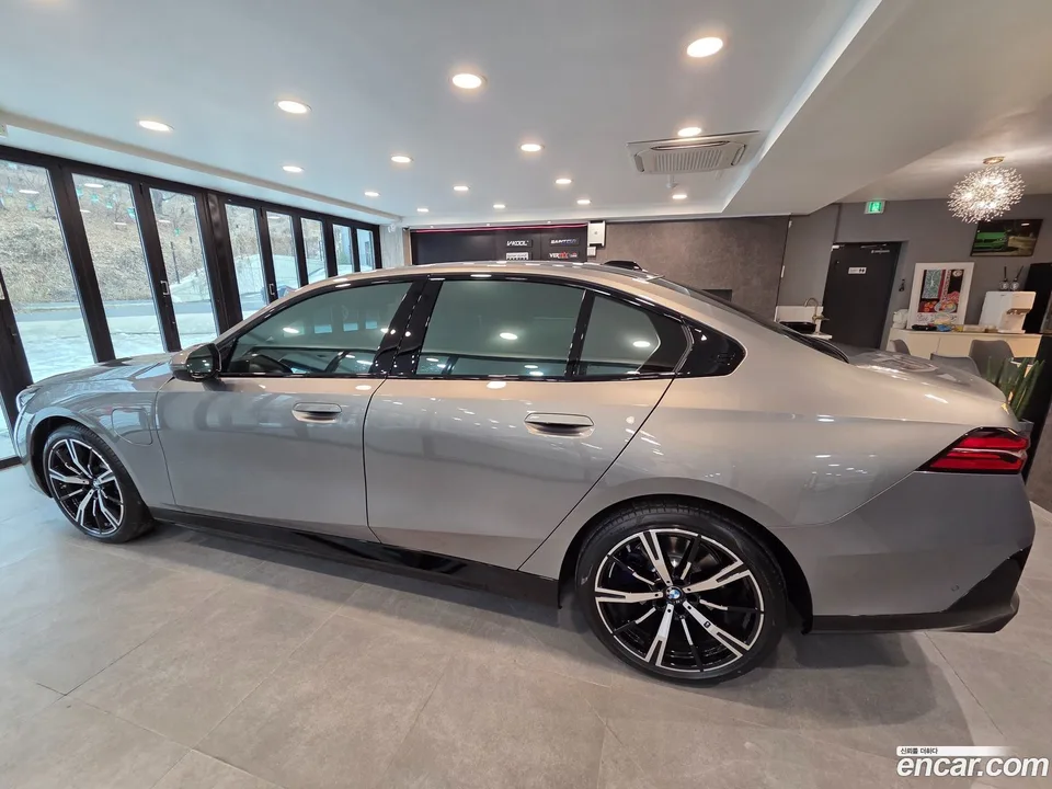 BMW 5 Series 530e M 2026 — миниатюра 2