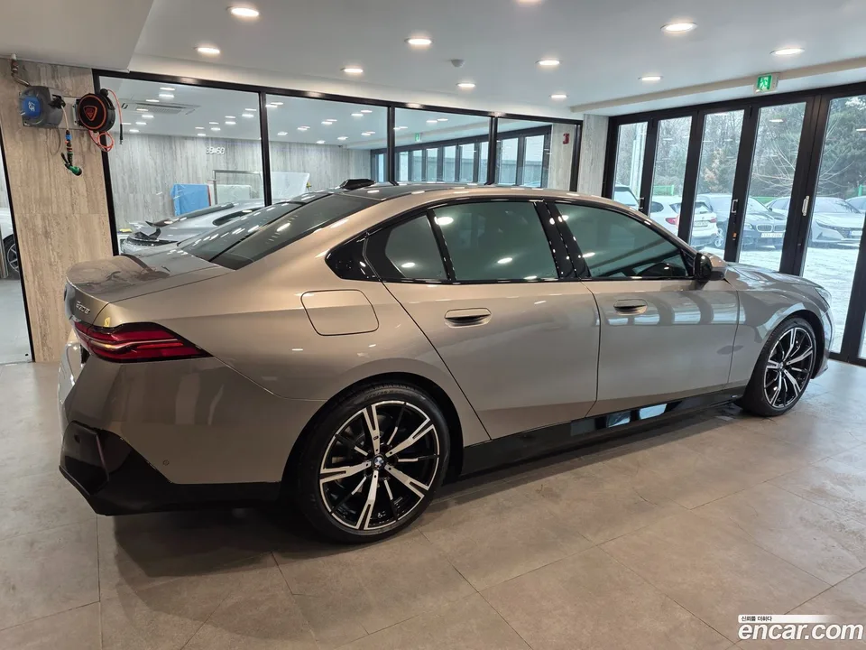 BMW 5 Series 530e M 2026 — миниатюра 3
