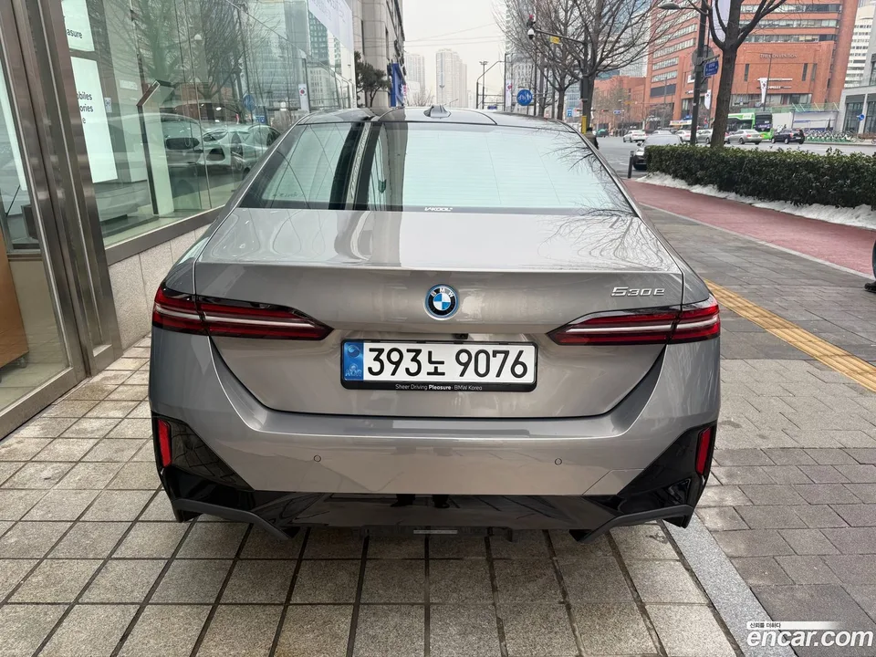 BMW 5 Series 530e M 2026 — миниатюра 4
