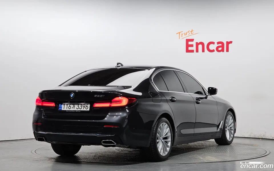 BMW 5 Series 520i 2023 — миниатюра 2