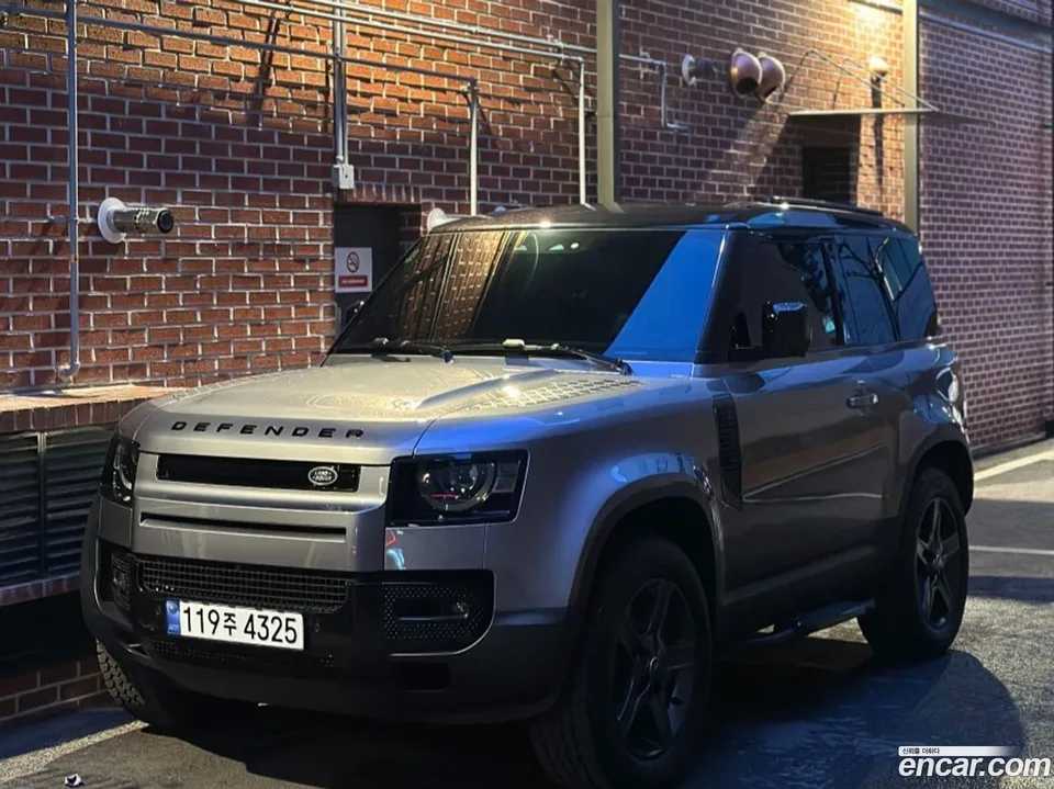 Land Rover Defender 90 D250 SE 2023 — фото 1, купить с доставкой в Москву