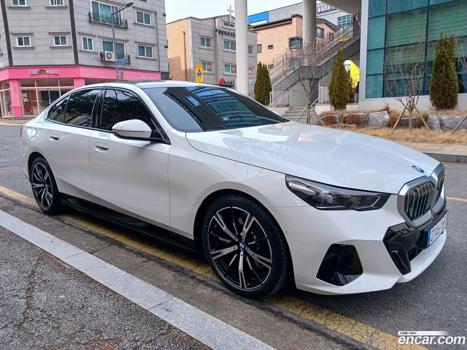 BMW 5 Series 530e M 2026 — миниатюра 2