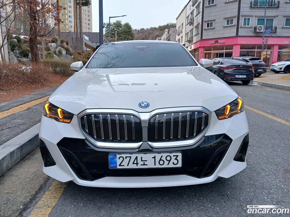 BMW 5 Series 530e M 2026 — фото 1, купить с доставкой в Москву
