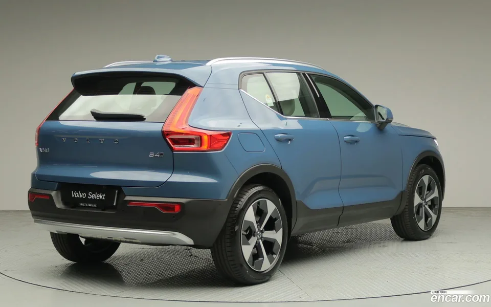 Volvo XC40 B4 2025 — миниатюра 2