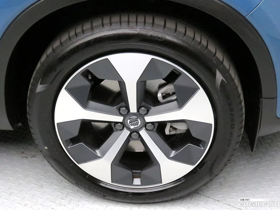Volvo XC40 B4 2025 — миниатюра 5