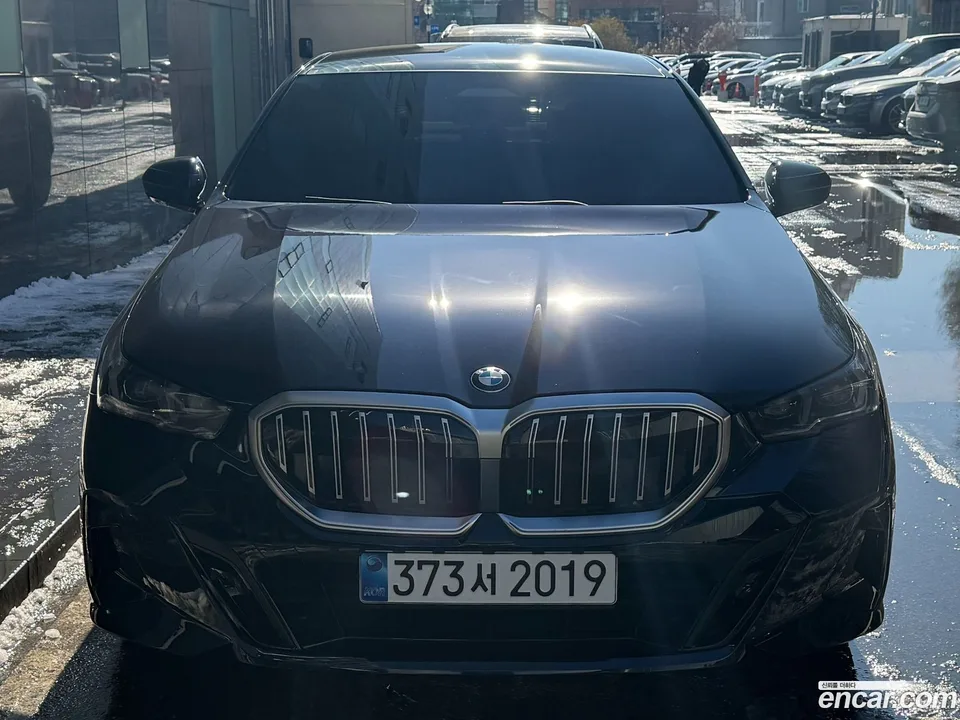 BMW 5 Series (G60) 530i xDrive M 2025 — фото 1, купить с доставкой в Москву