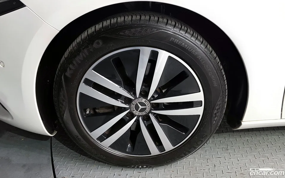 Mercedes-Benz A-Class A220 2022 — миниатюра 5