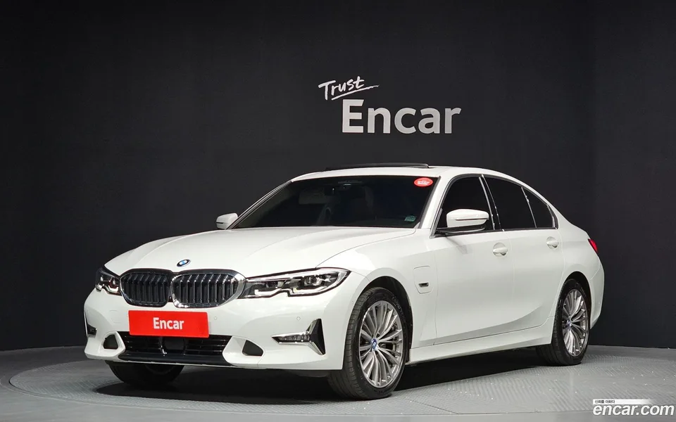 BMW 3 Series 320e 2022 — фото 1, купить с доставкой в Москву