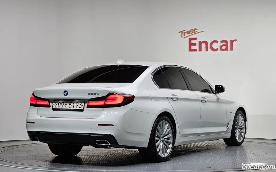 BMW 5 Series 530e 2022 — миниатюра 2
