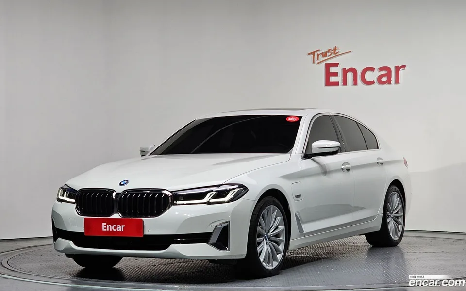 BMW 5 Series 530e 2022 — фото 1, купить с доставкой в Москву