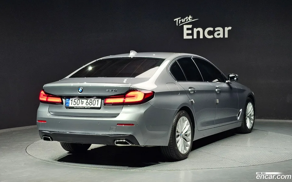 BMW 5 Series 520i 2023 — миниатюра 2