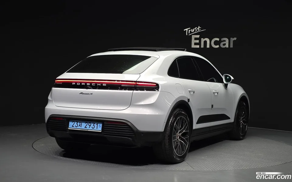 Porsche Macan Electric 4 2025 — миниатюра 2