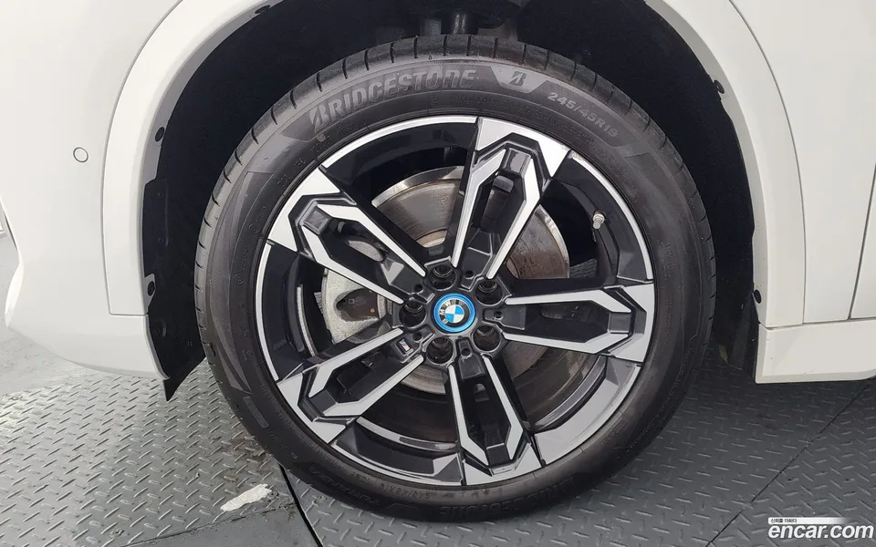 BMW iX1 xDrive 30 M 2024 — миниатюра 5