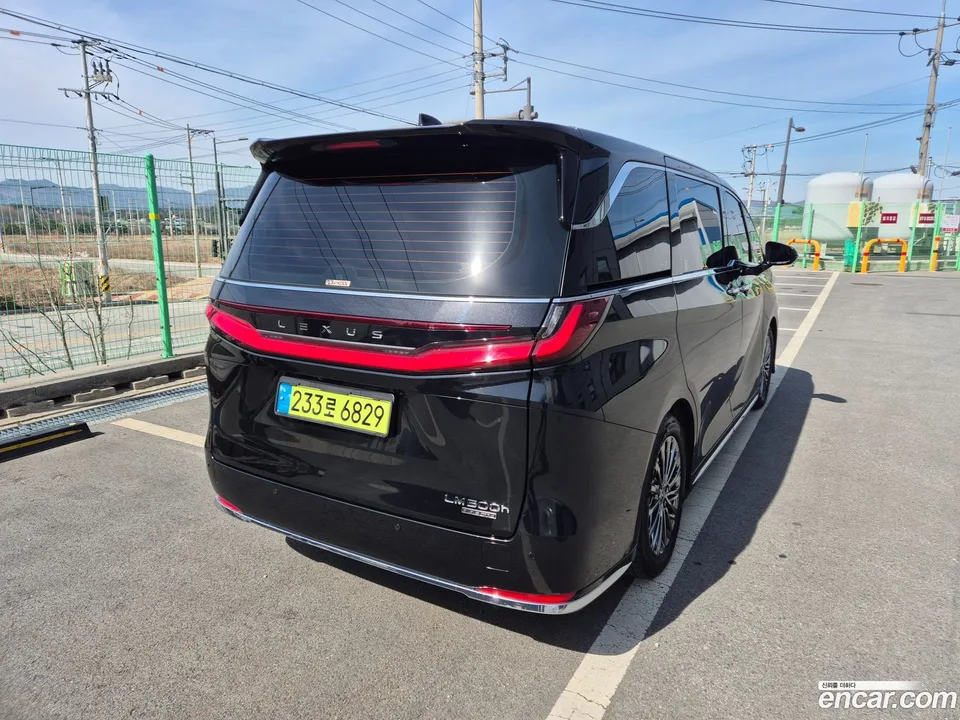 Lexus LM 500h 2024 — миниатюра 3