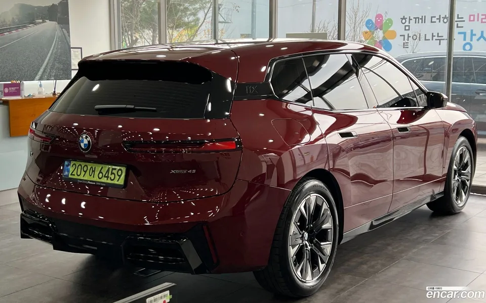 BMW iX xDrive45 M 2025 — миниатюра 2