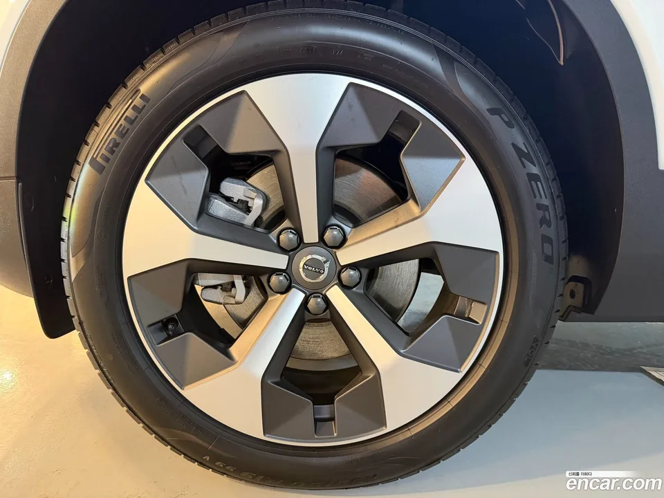 Volvo XC40 B4 2025 — миниатюра 5