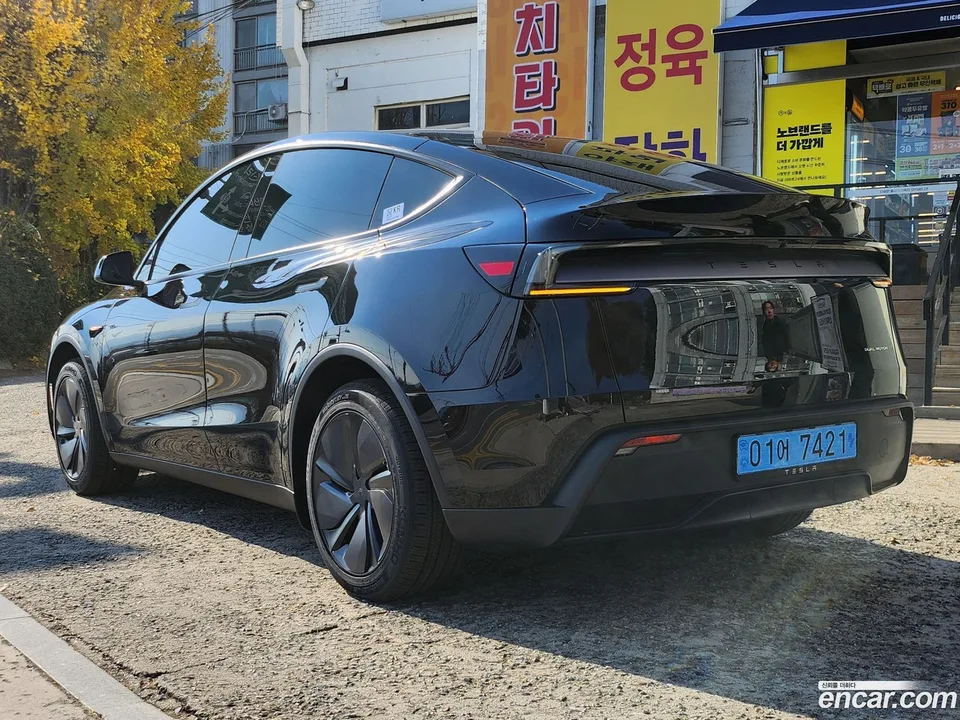 Tesla Model Y AWD 2025 — миниатюра 5