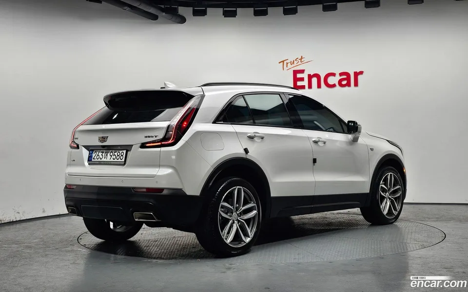 Cadillac XT4 2.0 AWD 2022 — миниатюра 2