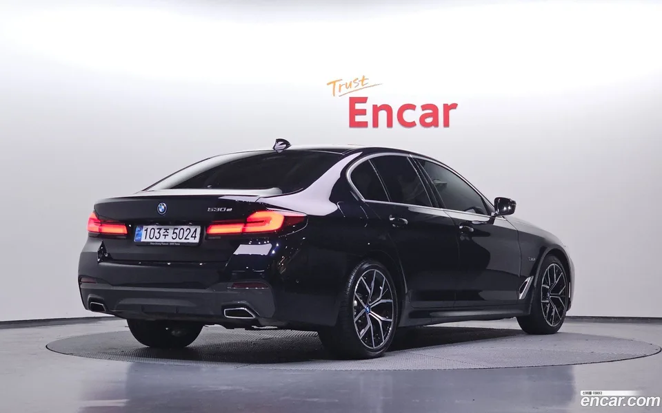 BMW 5 Series 530e M 2023 — миниатюра 2
