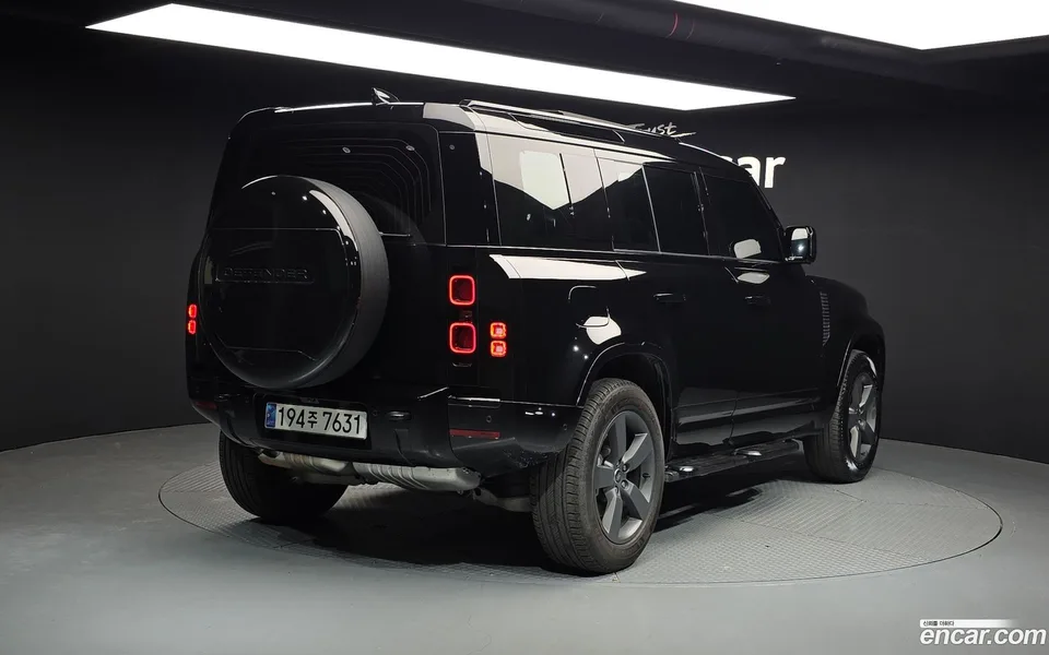 Land Rover Defender 110 D300 X- HSE 2025 — миниатюра 2