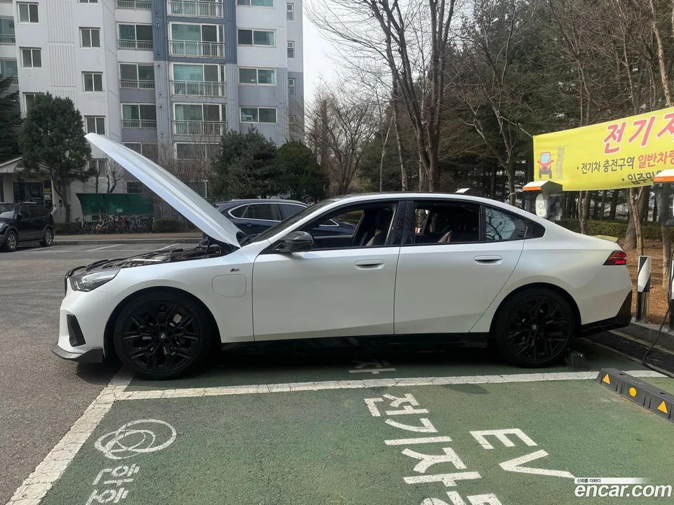 BMW 5 Series 530e M 2025 — миниатюра 2