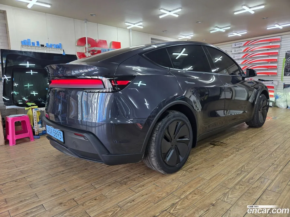 Tesla Model Y RWD 2025 — миниатюра 5