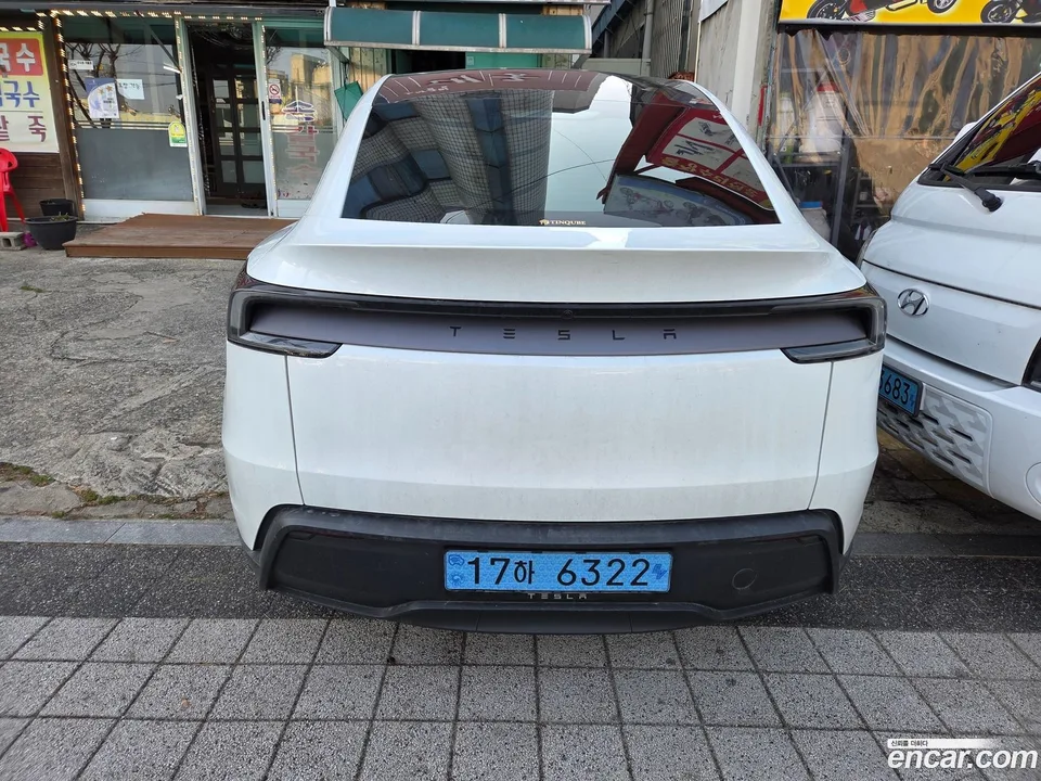Tesla Model Y RWD 2025 — миниатюра 2