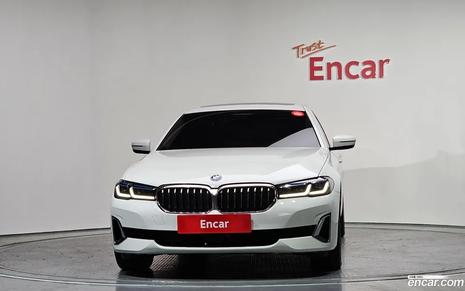BMW 5 Series 530e 2022 — миниатюра 3