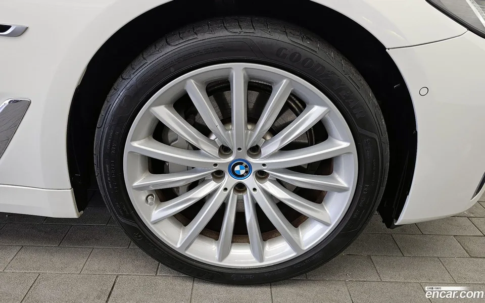 BMW 5 Series 530e 2022 — миниатюра 5