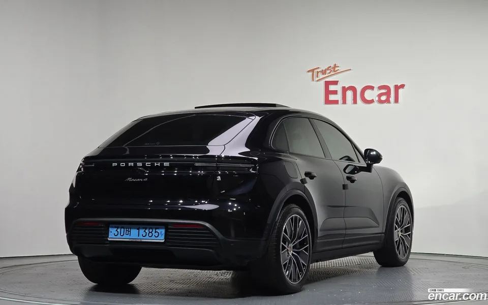 Porsche Macan Electric 4 2025 — миниатюра 2