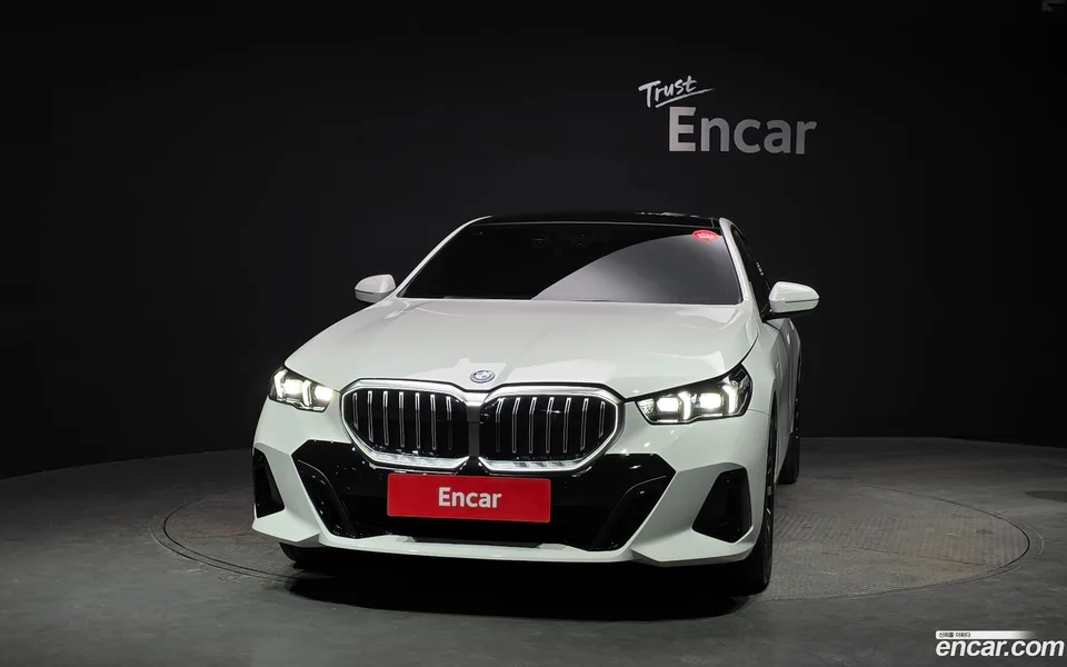 BMW 5 Series 530e M 2025 — миниатюра 3