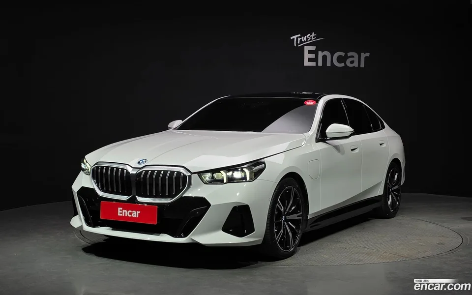 BMW 5 Series 530e M 2025 — фото 1, купить с доставкой в Москву