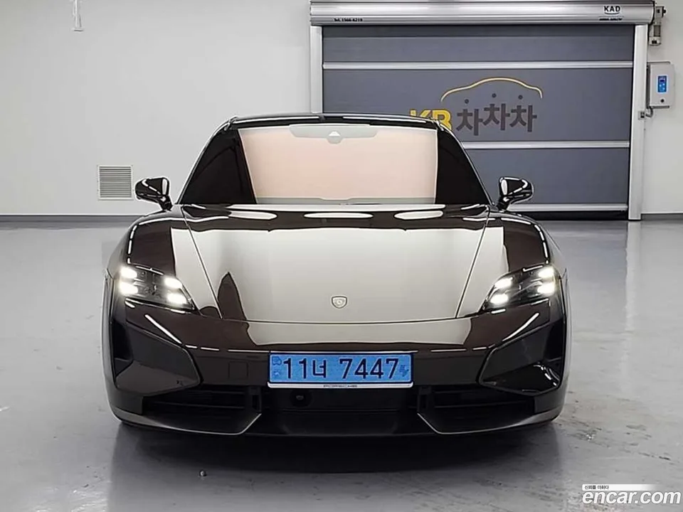 Porsche Taycan 2025 — миниатюра 2