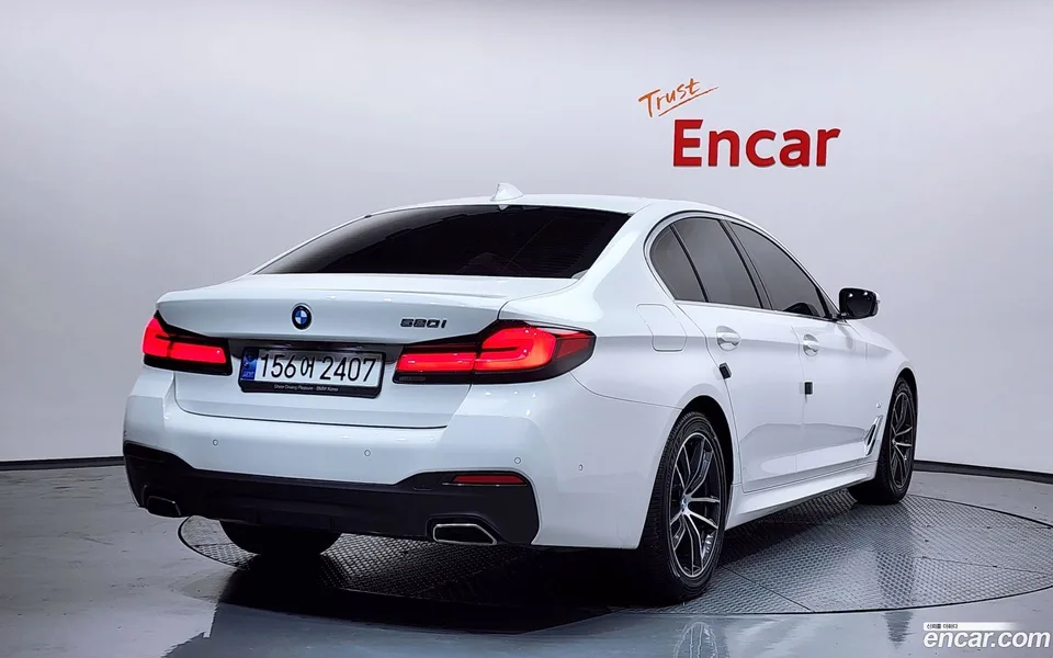 BMW 5 Series 520i M 2023 — миниатюра 2
