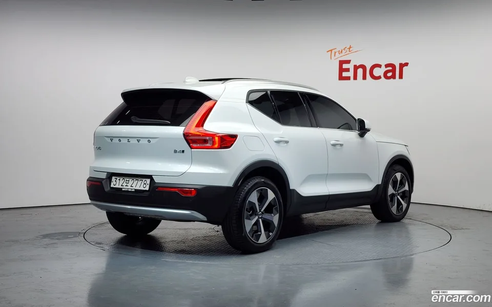 Volvo XC40 B4 2023 — миниатюра 2