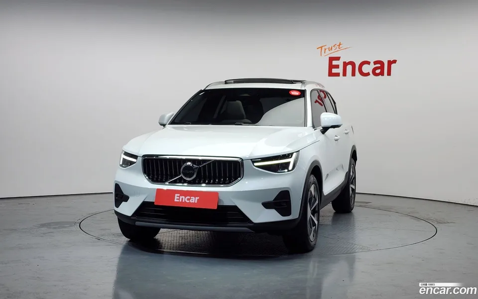 Volvo XC40 B4 2023 — миниатюра 3