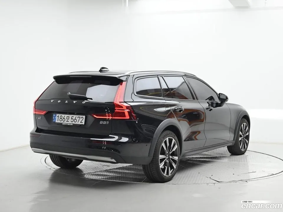 Volvo V60 Cross Country B5 AWD 2024 — миниатюра 2