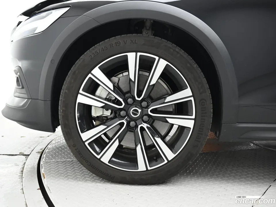 Volvo V60 Cross Country B5 AWD 2024 — миниатюра 5