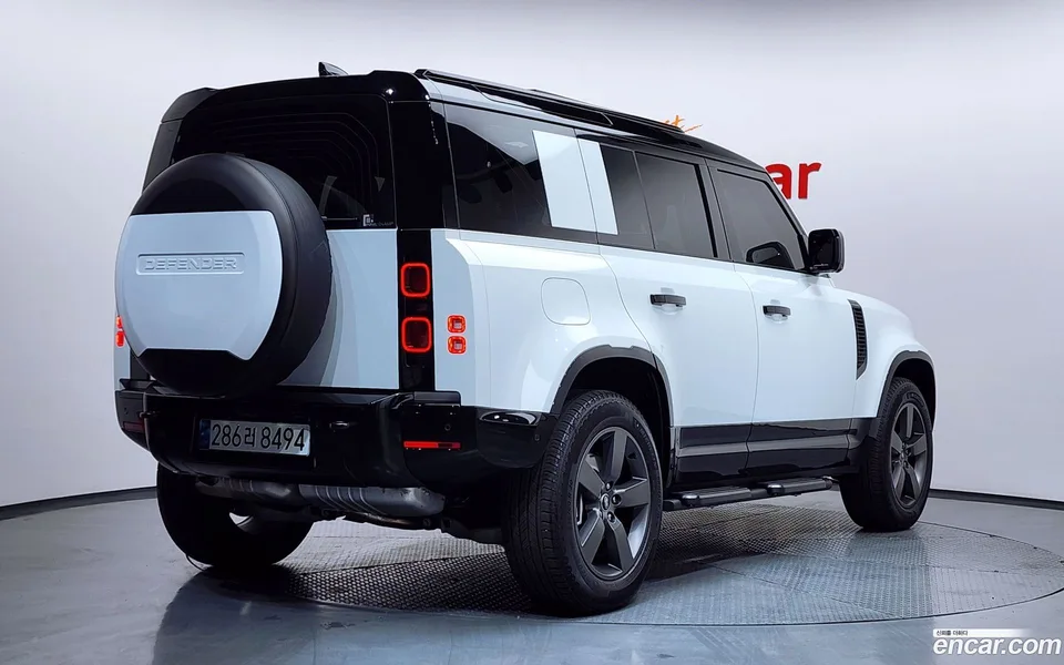 Land Rover Defender 110 D300 X- HSE 2025 — миниатюра 2