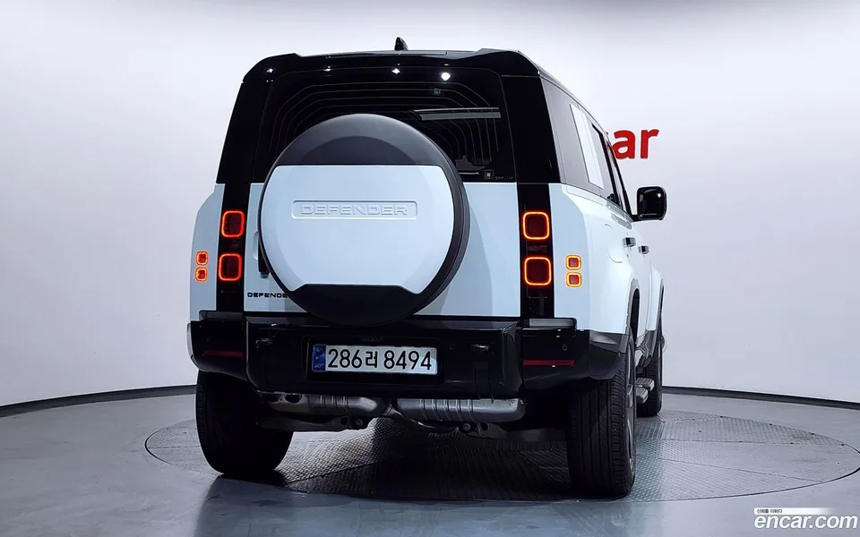 Land Rover Defender 110 D300 X- HSE 2025 — миниатюра 4