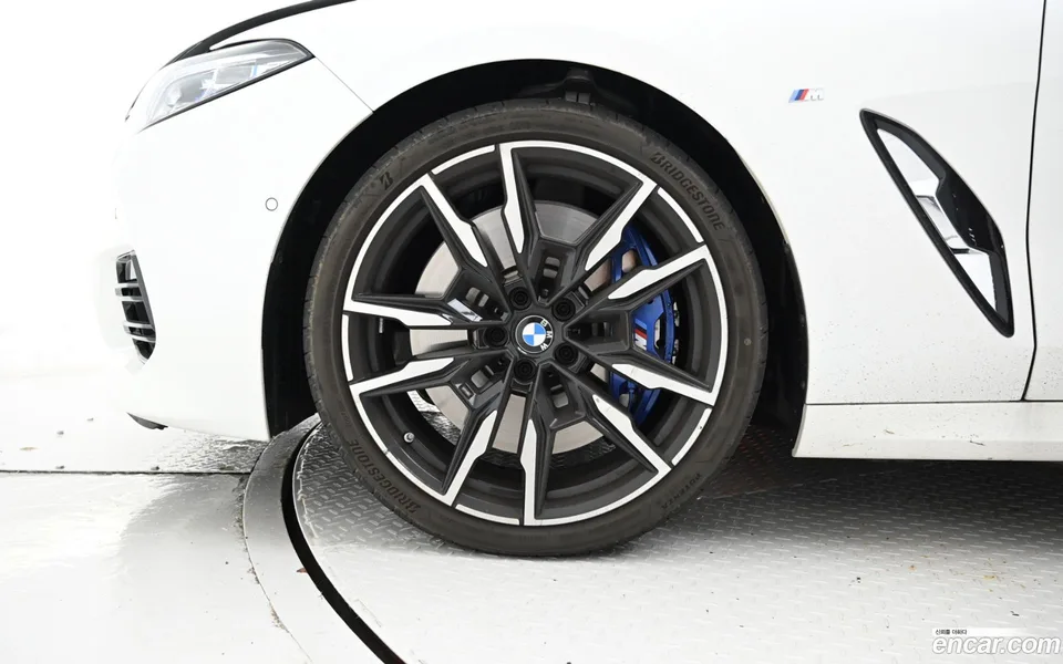 BMW 8 Series M850i xDrive 2023 — миниатюра 5