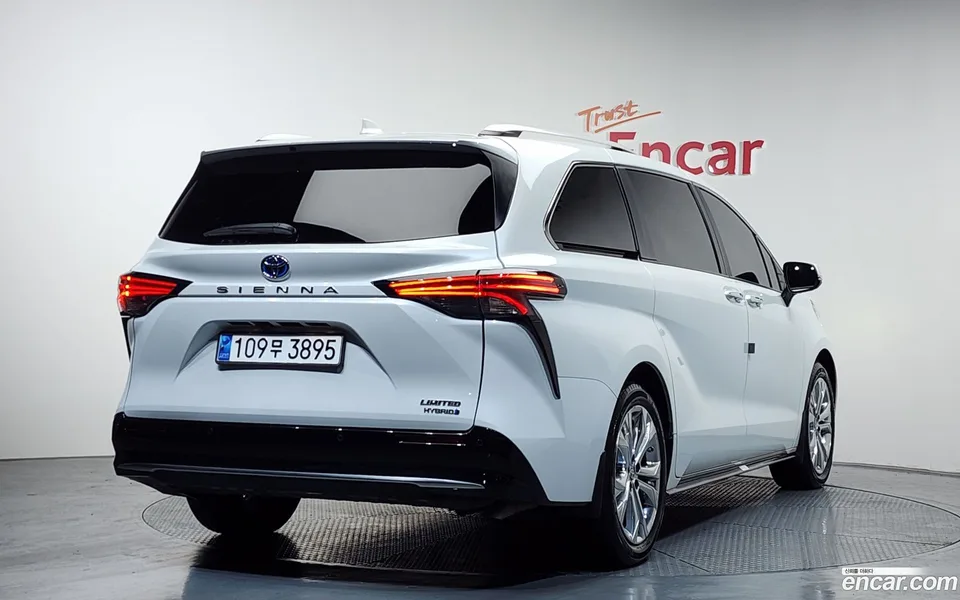 Toyota Sienna 2.5 2WD 2023 — миниатюра 2
